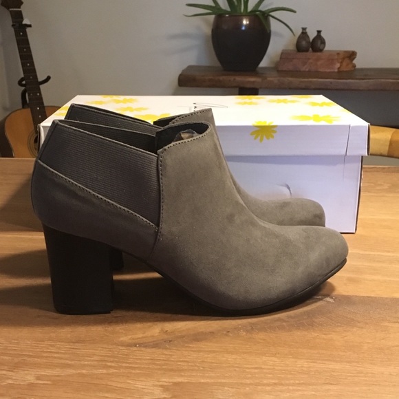 Italian Shoemakers Shoes - New w/box Italian Shoemakers ankle bootie size 7
